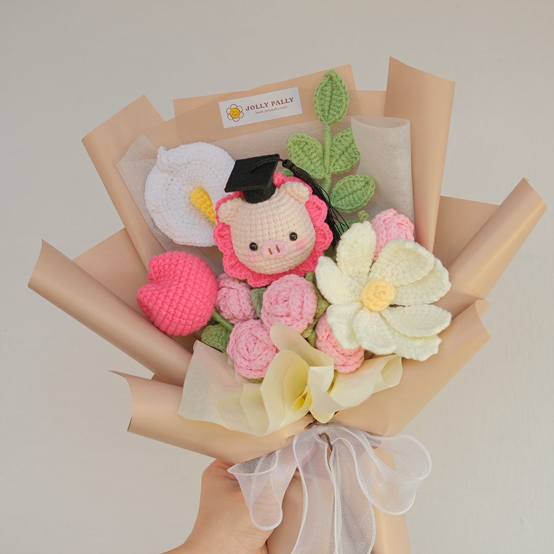 crochet flower graduation pig with graduation hat